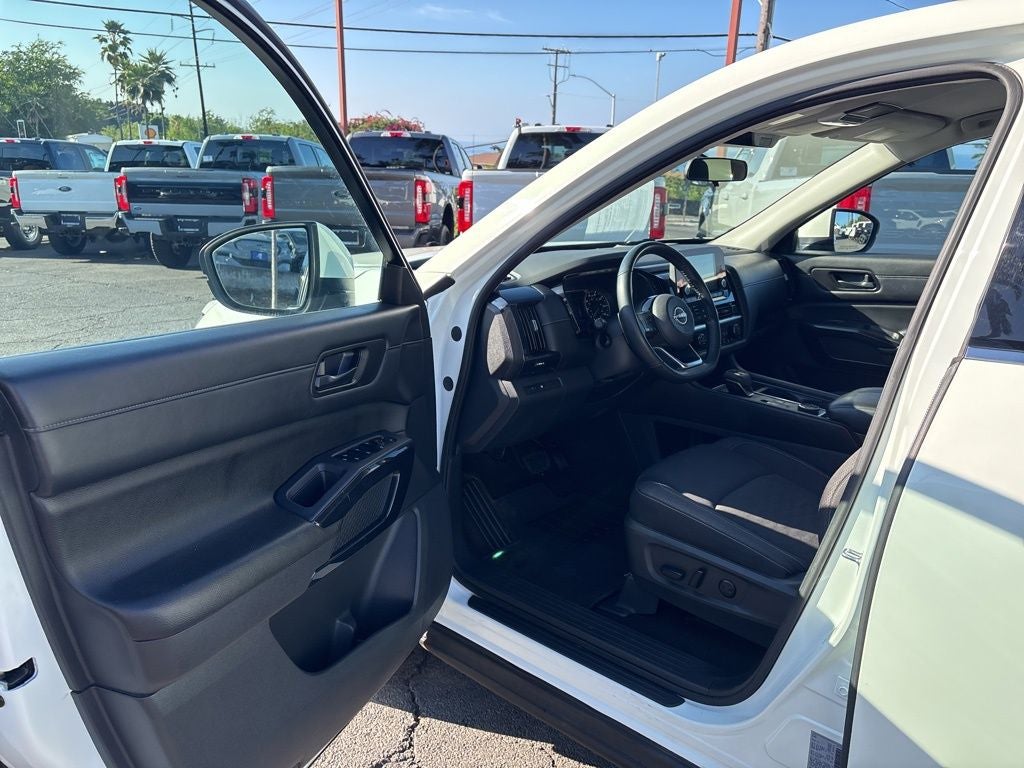 2023 Nissan Pathfinder SV