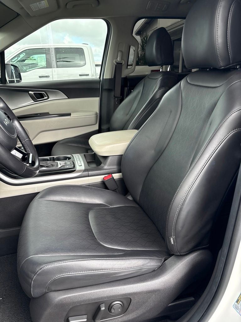 2023 Kia Carnival LX Seat Package